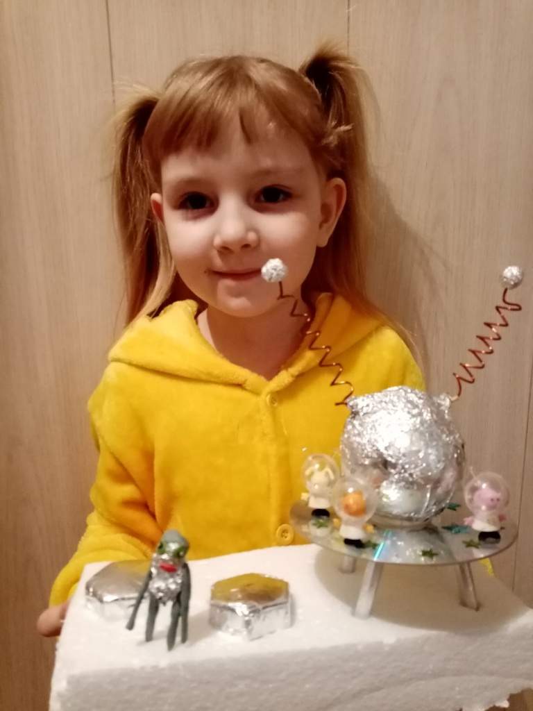 Пономарева Таня Сказочная летающая тарелка группа Вишенка.jpg