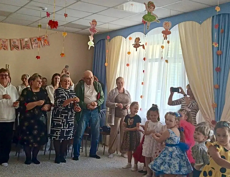 ТЕПЛО СЕРДЕЦ: В ДЕТСКИХ САДАХ ОКРУГА ПРОШЛИ ПРАЗДНИЧНЫЕ МЕРОПРИЯТИЯ, ПОСВЯЩЁННЫЕ ДНЮ ПОЖИЛОГО ЧЕЛОВЕКА