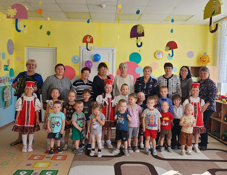 ТЕПЛО СЕРДЕЦ: В ДЕТСКИХ САДАХ ОКРУГА ПРОШЛИ ПРАЗДНИЧНЫЕ МЕРОПРИЯТИЯ, ПОСВЯЩЁННЫЕ ДНЮ ПОЖИЛОГО ЧЕЛОВЕКА